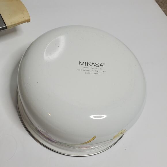 Vintage Mikasa Gabriele White Floral Enamel 2 handle cooking pot and enamel bowl - Picture 5 of 10